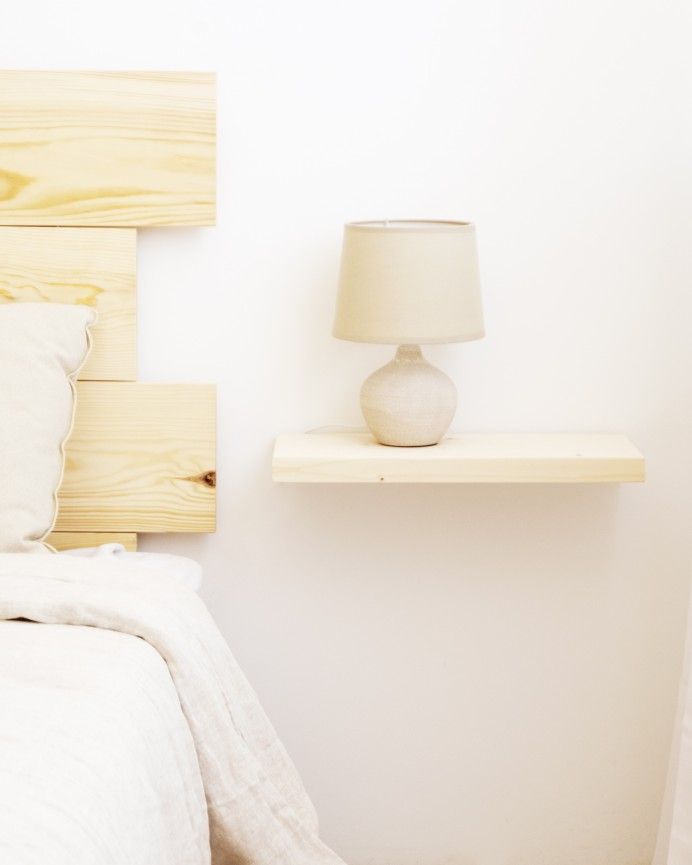Tak - Mesita de noche de madera maciza flotante en tono natural de 45cm