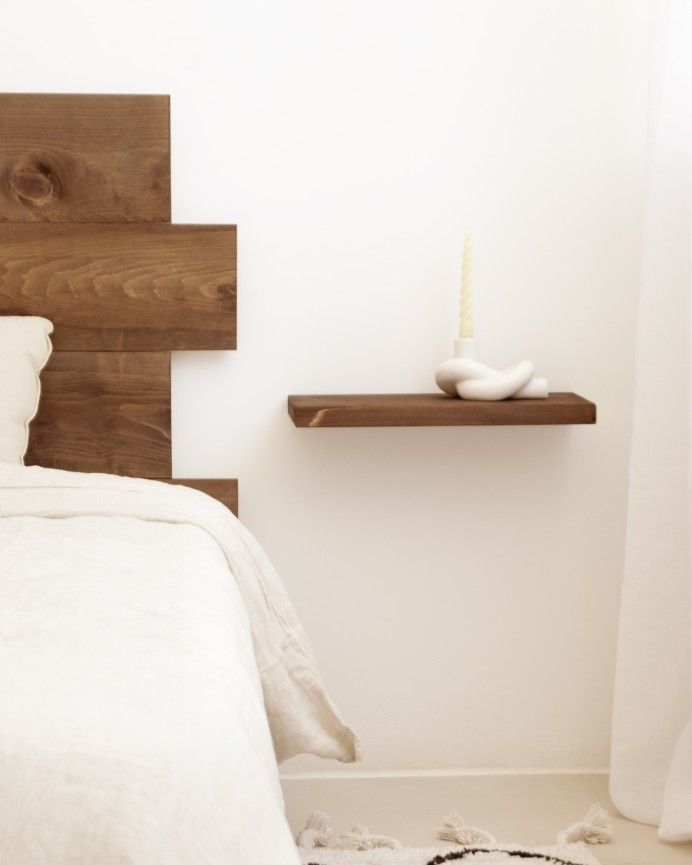 Tak - Mesita de noche de madera maciza flotante en tono nogal de 45cm