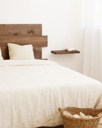 Tak - Mesita de noche de madera maciza flotante en tono nogal de 45cm