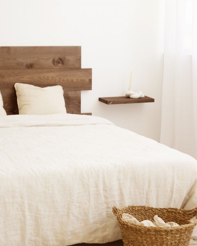 Tak - Mesita de noche de madera maciza flotante en tono nogal de 45cm
