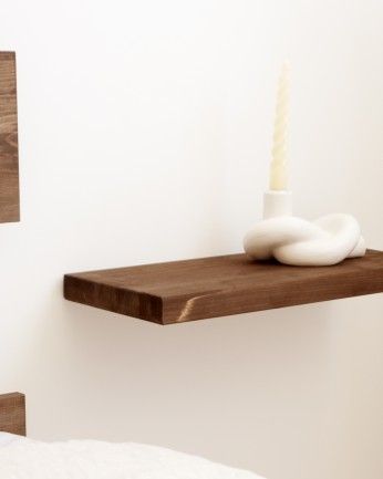 Tak - Mesita de noche de madera maciza flotante en tono nogal de 45cm