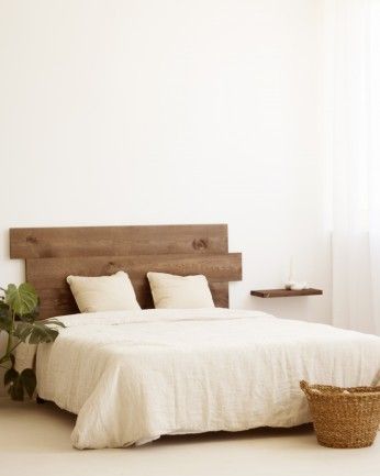 Tak - Mesita de noche de madera maciza flotante en tono nogal de 45cm