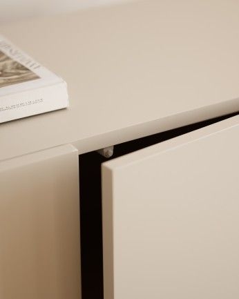 Lizza - Aparador con 3 puertas lacado en tono arena de 160x40cm