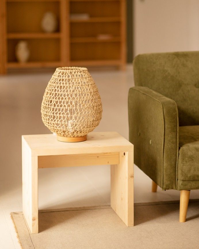 Denia - Mesita / Taburete de madera maciza en tono natural de 45x50cm