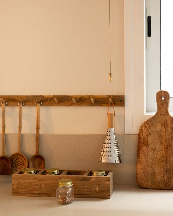 Marine - Organizador con cuatro departamentos de madera maciza tono roble oscuro de 10x40cm