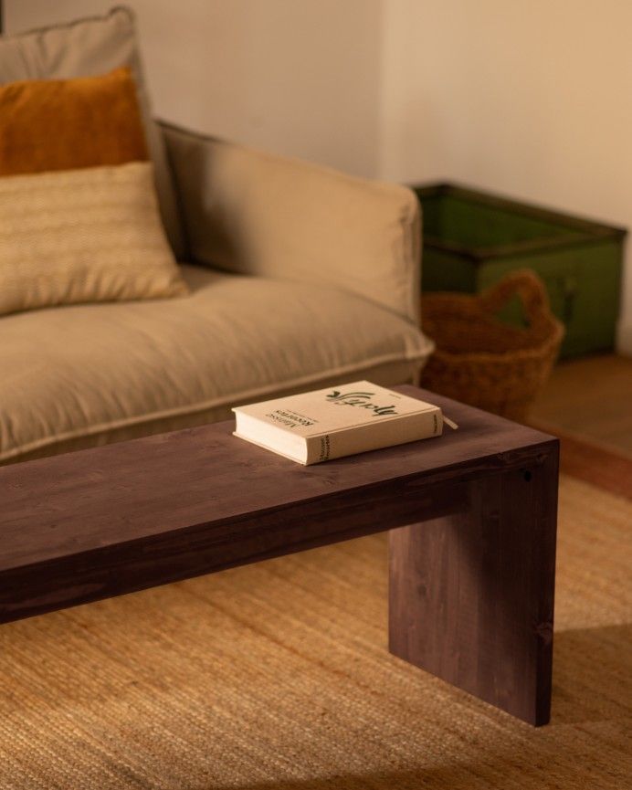 Denia - Mesa de centro de madera maciza en tono nogal de 110x45x35cm