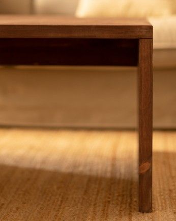 Denia - Mesa de centro de madera maciza en tono nogal de 109,4x45x74cm