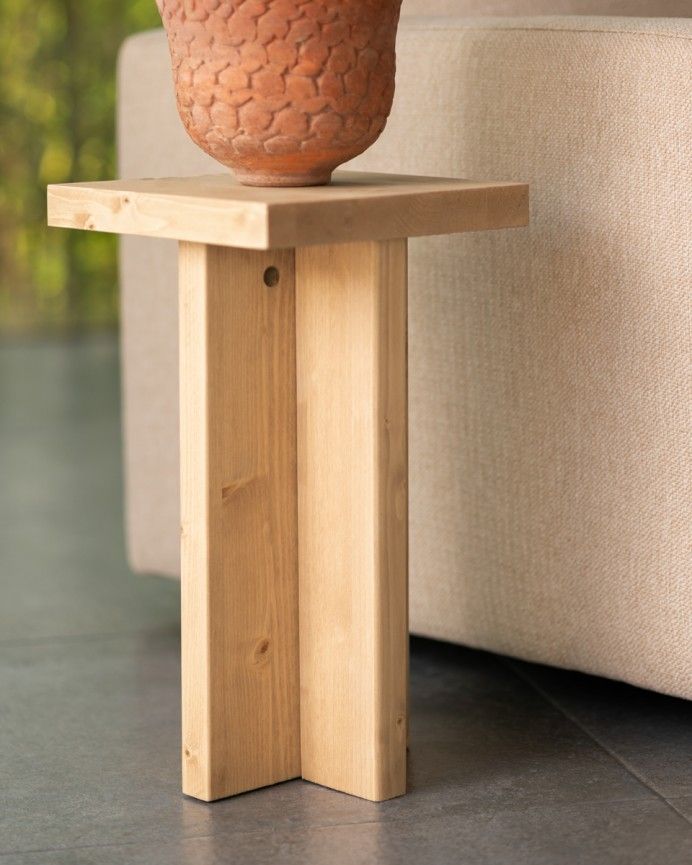 Marine - Mesa auxiliar de madera maciza en tono roble medio de 25x25cm
