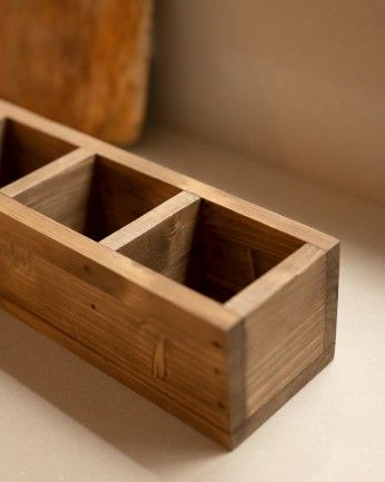 Marine - Organizador con cuatro departamentos de madera maciza tono roble oscuro de 10x40cm