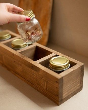 Marine - Organizador con cuatro departamentos de madera maciza tono roble oscuro de 10x40cm