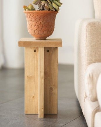 Marine - Mesa auxiliar de madera maciza en tono roble medio de 25x25cm