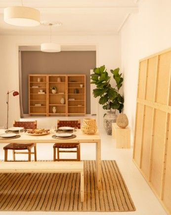 Denia - Mesa de comedor de madera maciza en tono natural de varias medidas