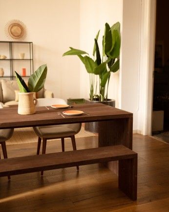 Denia - Mesa de comedor de madera maciza en tono nogal de varias medidas