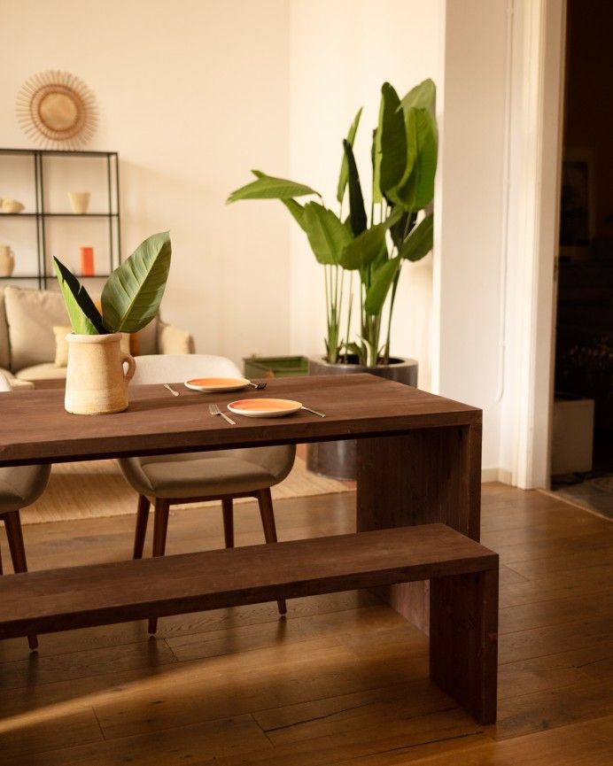 Denia - Mesa de comedor de madera maciza en tono nogal de varias medidas
