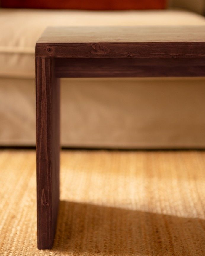 Denia - Mesa de centro de madera maciza en tono nogal de 110x45x35cm