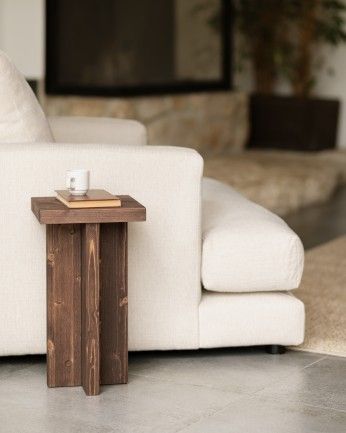 Marine - Mesa auxiliar de madera maciza en tono nogal de 25x25cm