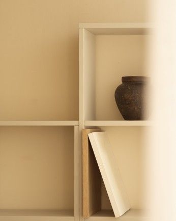 Leyre - Estanteria de madera lacada en tono beige con 3 estantes