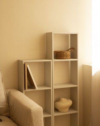 Leyre - Estanteria de madera lacada en tono beige con 3 estantes