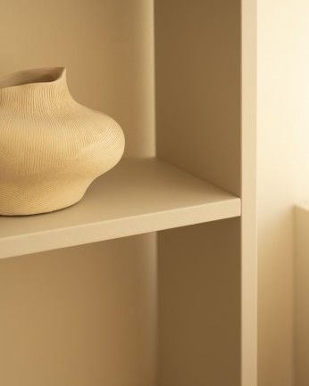 Leyre - Estanteria de madera lacada en tono beige con 3 estantes