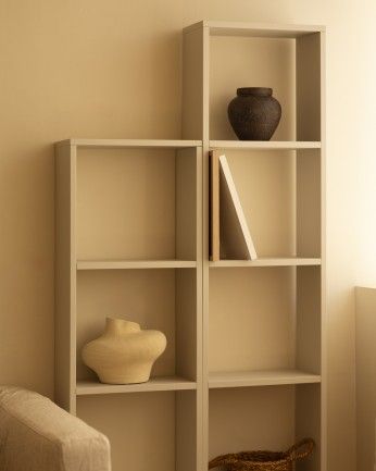 Leyre - Estanteria de madera lacada en tono beige con 4 estantes