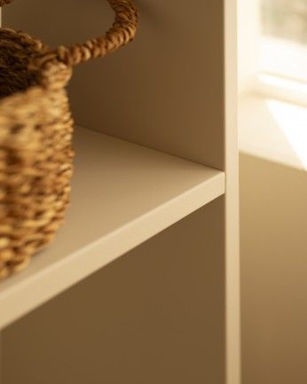 Leyre - Estanteria de madera lacada en tono beige con 4 estantes