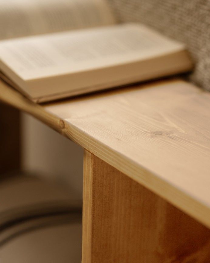 Leyre - Mueble auxiliar de madera maciza en tono roble medio con 1 separador