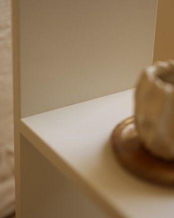 Leyre - Mueble auxiliar de madera lacada en tono beige con 1 separador