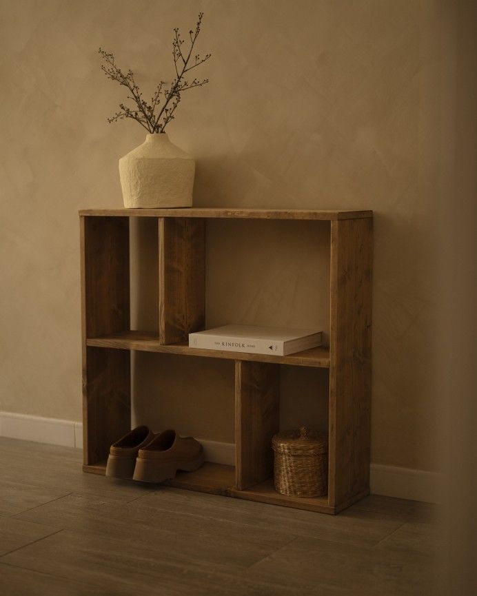 Leyre - Mueble auxiliar de madera maciza en tono roble oscuro con 1 estante y 2 separadores