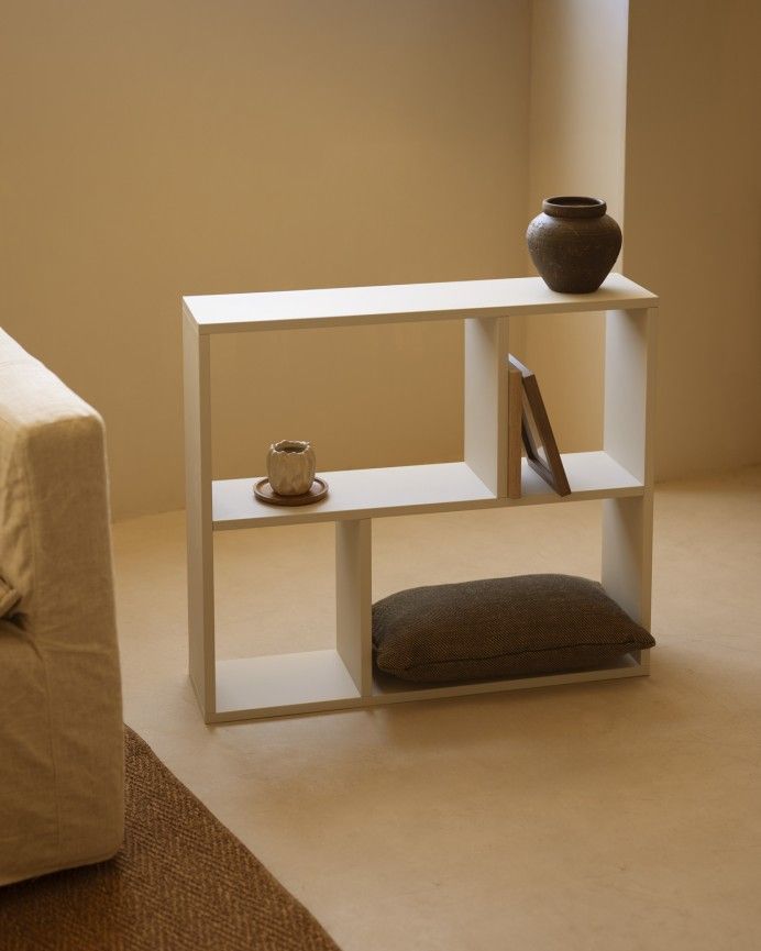 Leyre - Mueble auxiliar de madera lacada en tono beige con 1 estante y 2 separadores