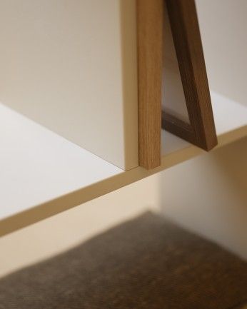 Leyre - Mueble auxiliar de madera lacada en tono beige con 1 estante y 2 separadores
