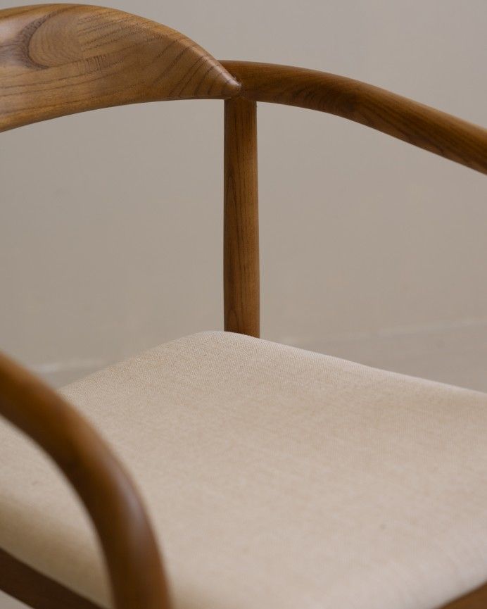 Kira - Silla de madera olmo tono roble oscuro y asiento tapizado color beige de 78x58cm, PREVENTA DISPONIBLE A FINALES DE JULIO