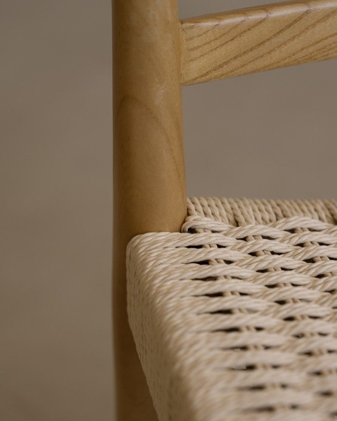 Irati - Silla de madera olmo y asiento trenzado de cuerda en tono blanco de 80x47cm, EN PREVENTA DISPONIBLE A FINALES DE JULIO
