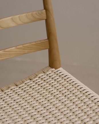 Irati - Silla de madera olmo y asiento trenzado de cuerda en tono blanco de 80x47cm, EN PREVENTA DISPONIBLE A FINALES DE JULIO