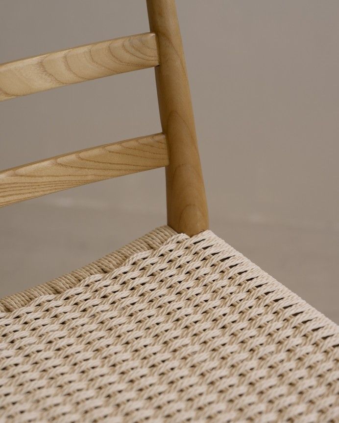 Irati - Silla de madera olmo y asiento trenzado de cuerda en tono blanco de 80x47cm, EN PREVENTA DISPONIBLE A FINALES DE JULIO
