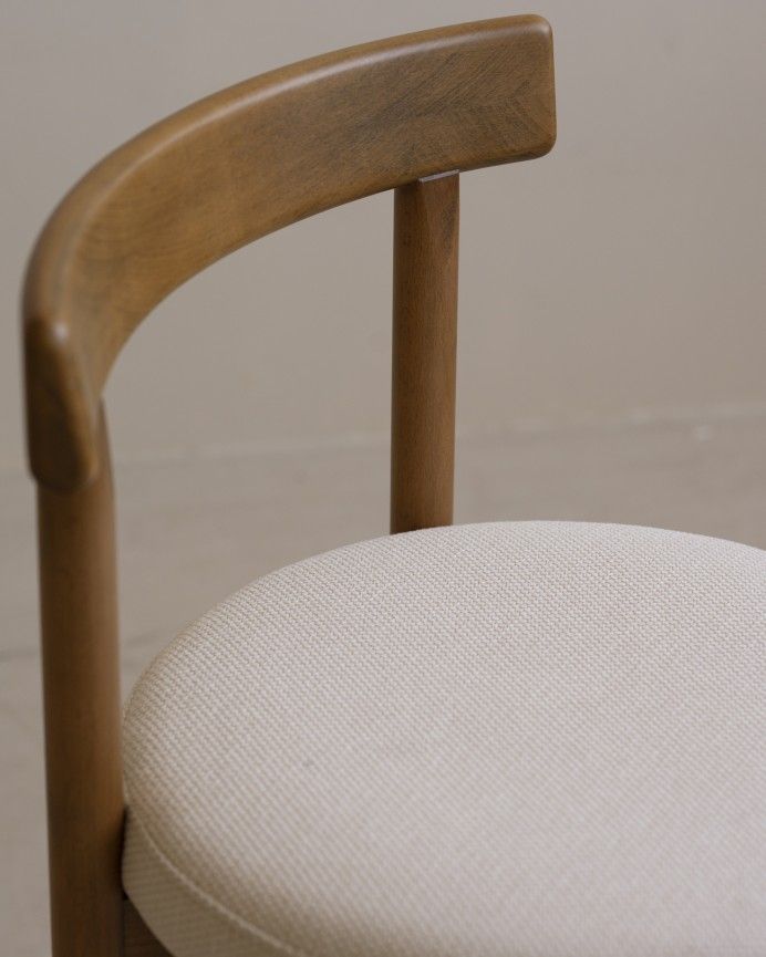 Elaia - Silla de madera de haya con asiento tapizado color blanco de 75x38cm PRODUCTO EN PREVENTA DISPONIBLE A FINALES DE JULIO