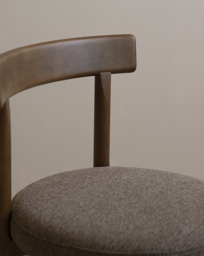Elaia - Silla de madera de haya con asiento tapizado color marrón de 75x38cm PRODUCTO EN PREVENTA DISPONIBLE A FINALES DE JULIO
