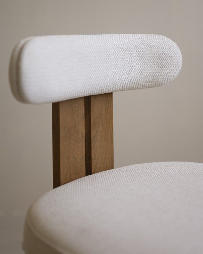 Enara - Silla de madera de haya tapizada en color blanco de 77x42cm, PRODUCTO EN PREVENTA DISPONIBLE A FINALES DE JULIO