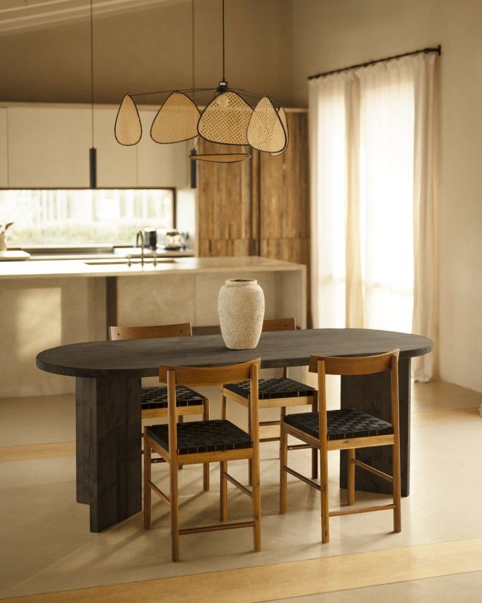 Koji - Mesa de comedor barnizada de madera maciza en tono negro de varias medidas