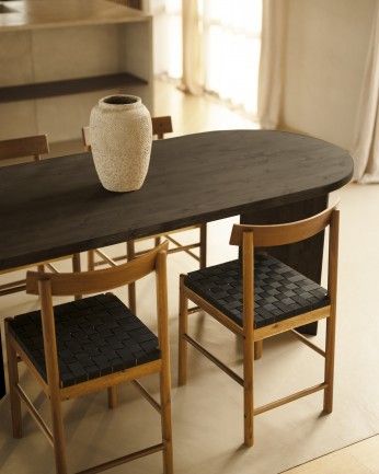 Koji - Mesa de comedor barnizada de madera maciza en tono negro de varias medidas