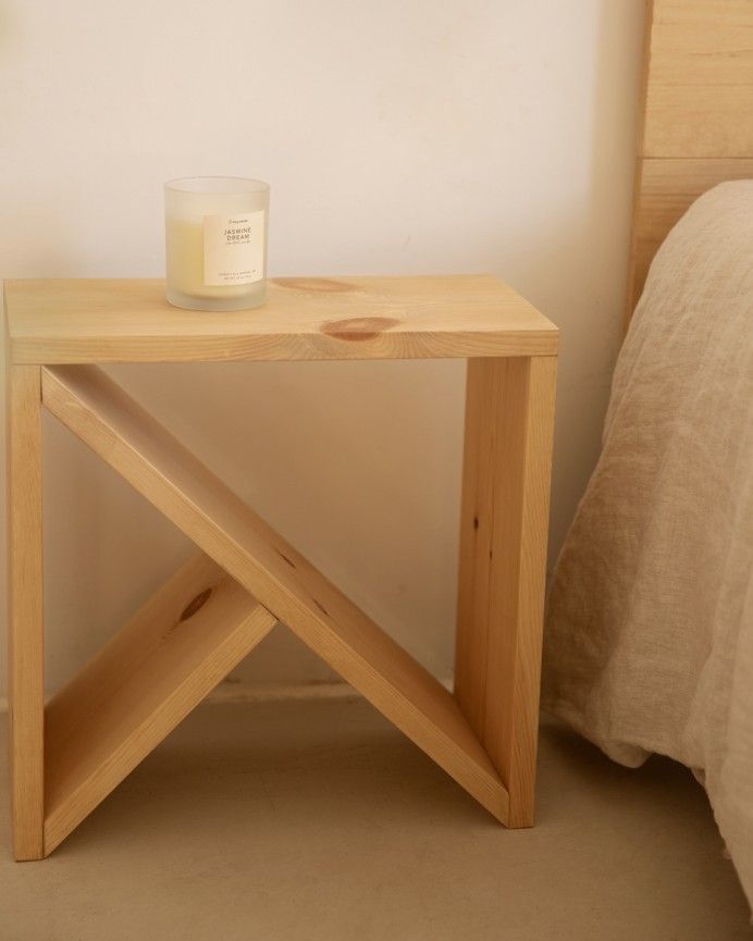 Antibes - Mesita de noche o auxiliar de madera maciza en tono roble medio de varias medidas