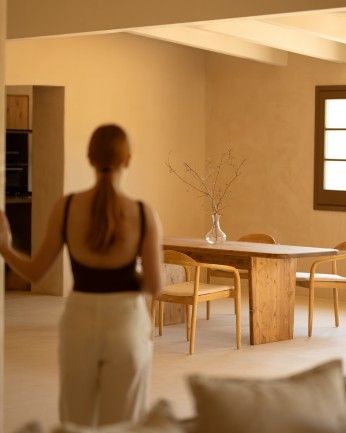 Haruto - Mesa de comedor barnizada de madera maciza tono roble oscuro de varias medidas