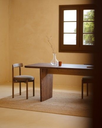 Haruto - Mesa de comedor barnizada de madera maciza tono nogal de varias medidas