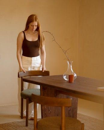 Haruto - Mesa de comedor barnizada de madera maciza tono nogal de varias medidas