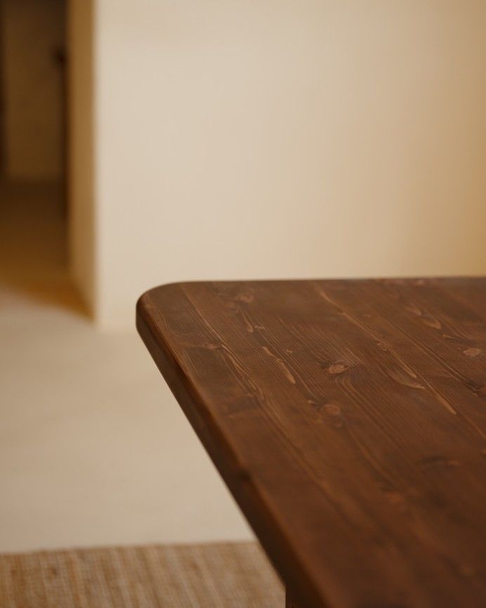 Haruto - Mesa de comedor de madera maciza tono nogal de varias medidas