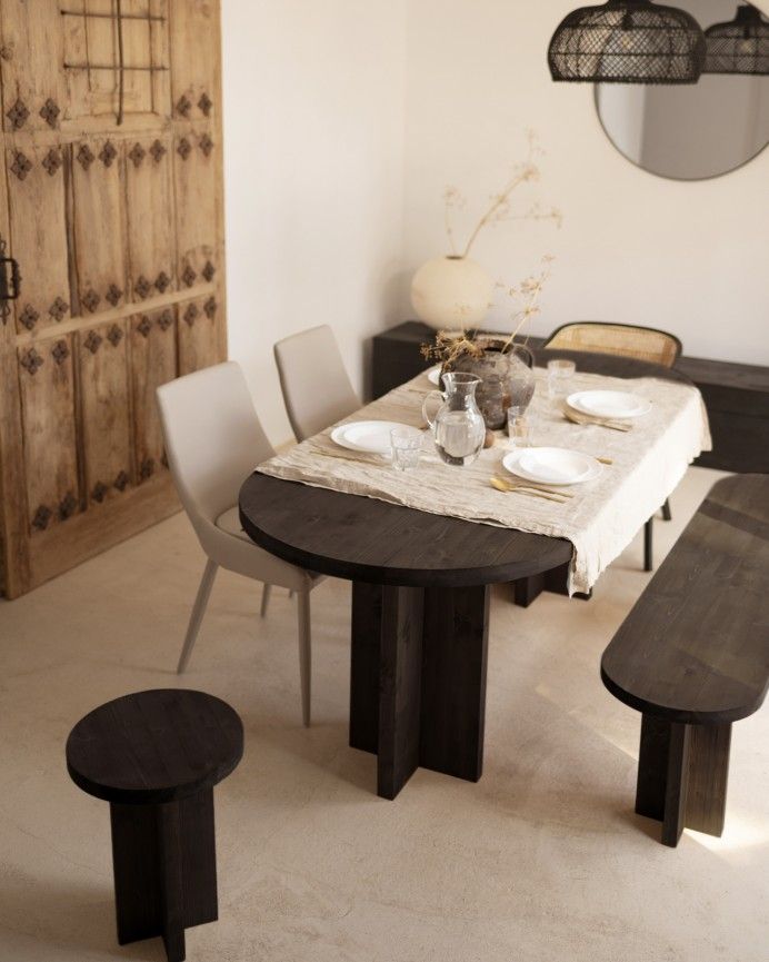 Bisbal - Mesa de comedor de madera maciza ovalada con sobre barnizado en tono roble avellana de varias medidas