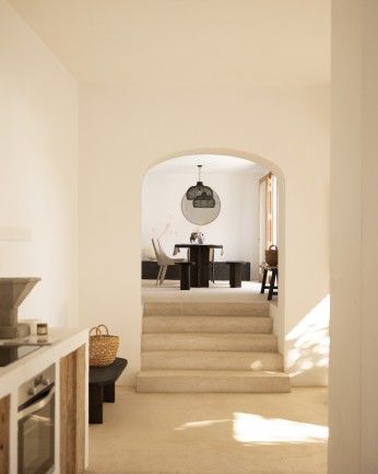 Bisbal - Mesa de comedor de madera maciza ovalada con sobre barnizado en tono roble avellana de varias medidas