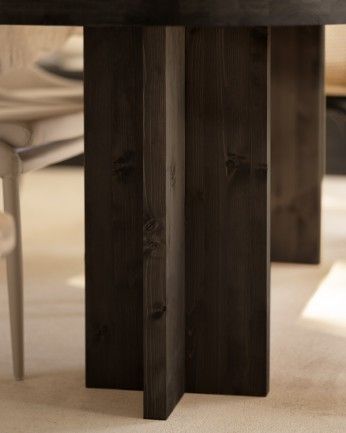 Bisbal - Mesa de comedor de madera maciza ovalada con sobre barnizado en tono roble avellana de varias medidas