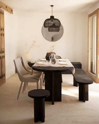 Bisbal - Mesa de comedor de madera maciza ovalada con sobre barnizado en tono roble avellana de varias medidas