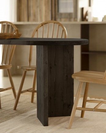 Koji - Mesa de comedor de madera maciza con sobre barnizado en tono roble avellana de 160cm