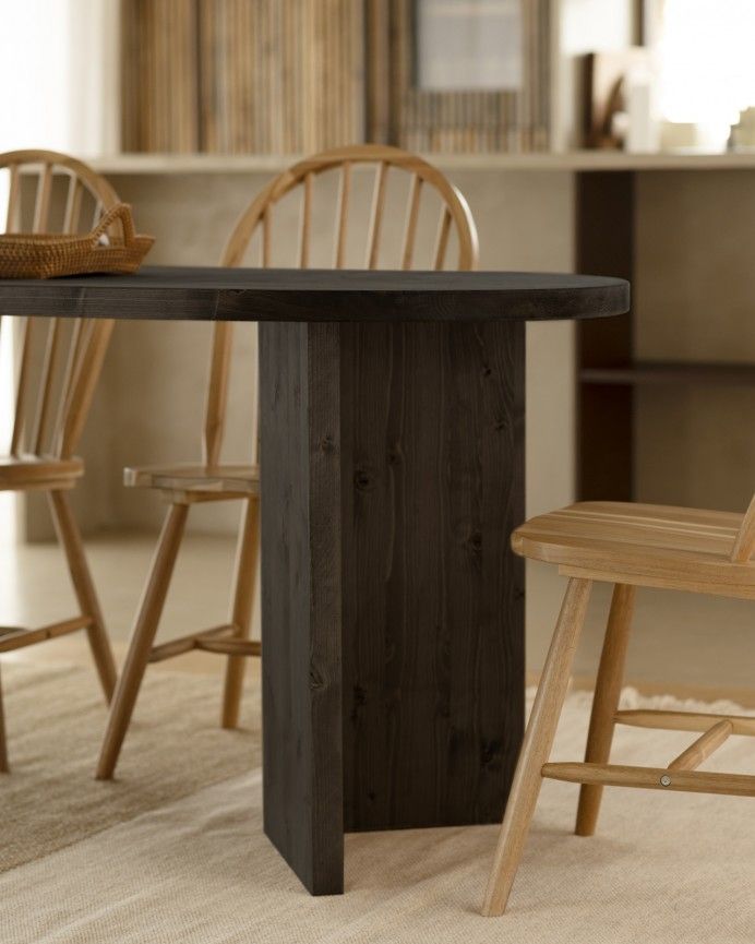Koji - Mesa de comedor de madera maciza con sobre barnizado en tono roble avellana de 160cm